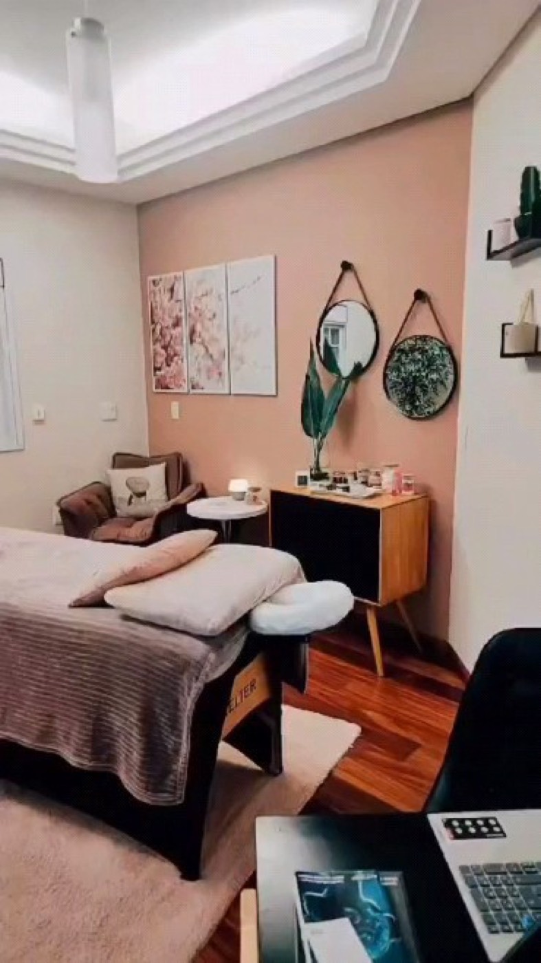 Sala de atendimento com maca de massagem